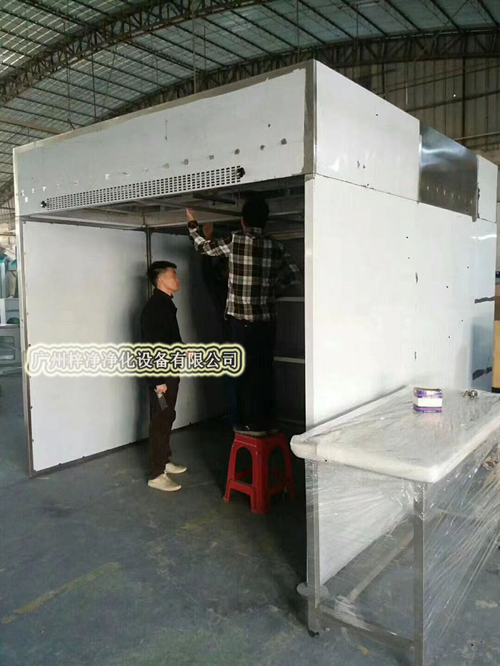 負(fù)壓稱量房又稱作負(fù)壓稱量間、負(fù)壓稱量室、負(fù)壓稱量罩或負(fù)壓稱量單元